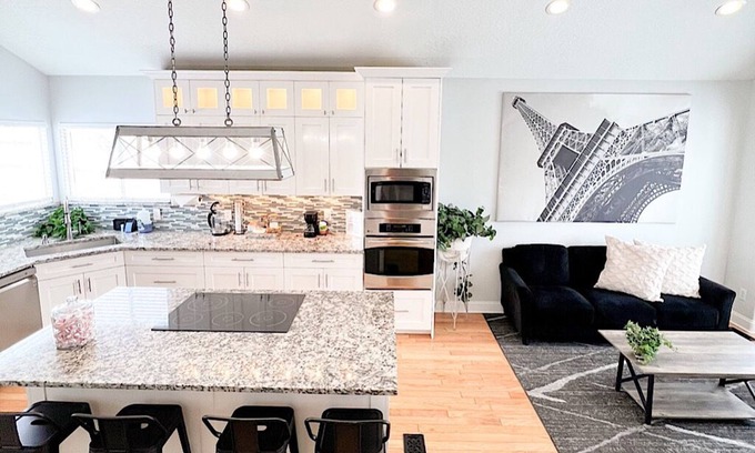 West Valley City Casa | ENTIRE HOME IN THE CENTER OF WEST VALLEY, CLOSE TO RESTAURANTS, SHOPPING STORES!