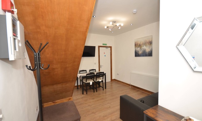 West Bromwich Casa | Entire Home in West Bromwich, Near Birmingham, West Midlands