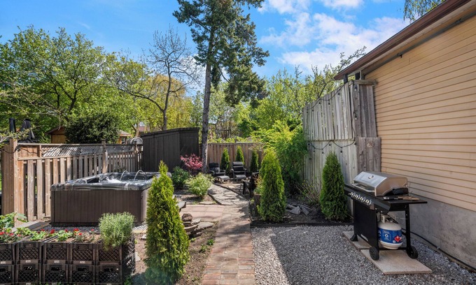 Upper Beaches Casa | Entire Home, Newly Renovated, Sleeps 6, Upper Beaches with Hot Tub and Parking