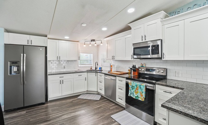 Weeki Wachee Gardens Casa | Entire Home on the water!! 3/2