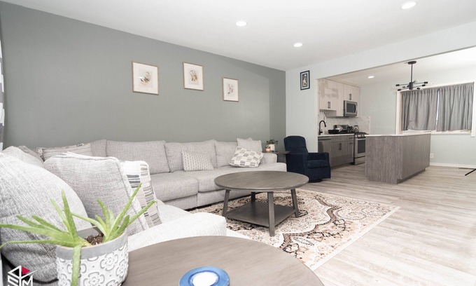 Dearborn Casa | Entire home, strategic location, everything within reach. Off i94 & Southfield.