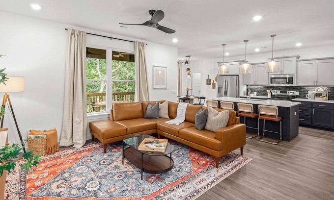 Bella Vista Casa | Contemporary Comfort: Your Home Away from Home