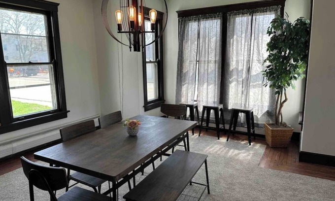 Ottawa Casa | Entire Home: Walk to Downtown Ottawa 4BD 2 BA: Close to Starvedrock