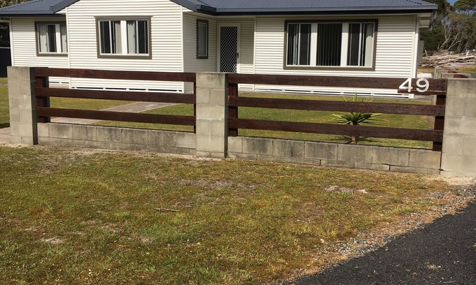 Strahan Casa | Entire House 3 bedrooms, 5 minute walk to town centre and 1 minute to beach