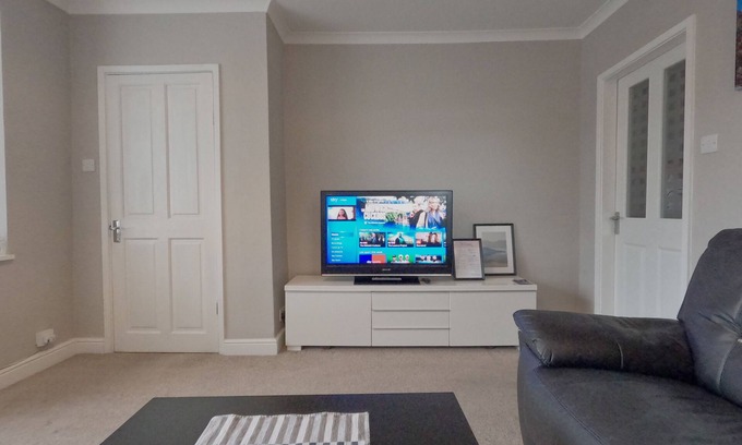 Reading Casa | Entire House, 4 Bedroom, Parking, WiFi, Bus/Train