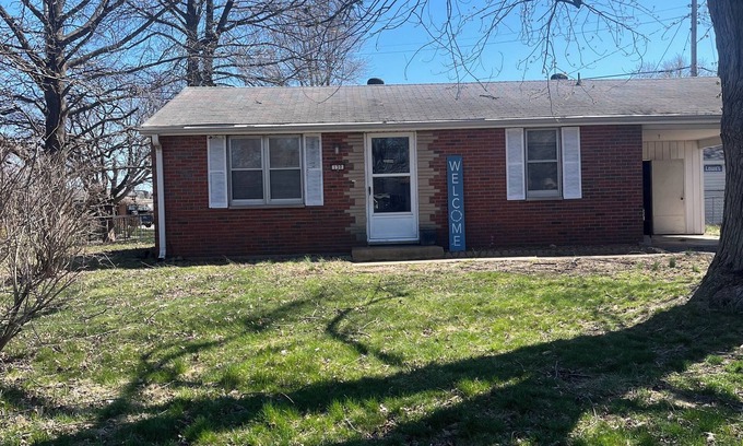 Bethalto Casa | Entire House. Charming 2-bedroom house in Bethalto. Hardwood floors, large yard