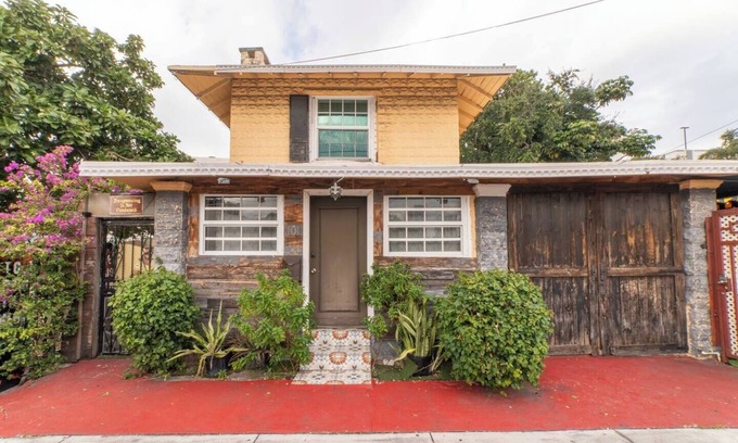 Midtown Cabaña | Entire House Five Vintage-Style Theme Rooms