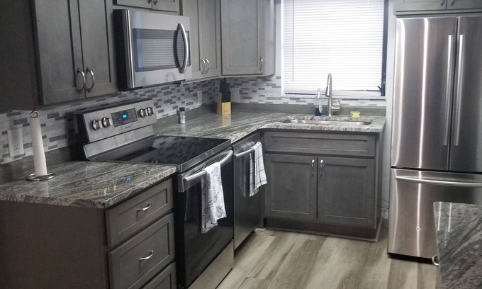 The Lakes Casa | Entire house. Green Park Beach 7 miles. Private backyard with BBQ