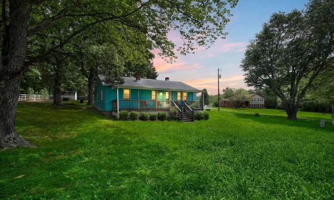 Afton Casa | Entire house in Afton, VA. The Road House at Stumble Creek - 2 bedroom