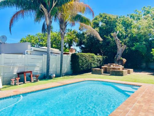 Beacon Bay Casa | Entire House in Beacon Bay - Family or Group Retreat - Swimming Pool - Multiple Braais
