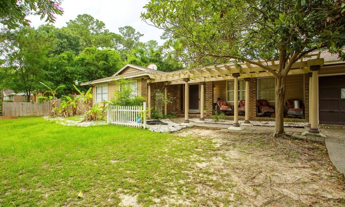 Valdosta Casa | Entire house, indoor pool, pool table, hot tub, gym , ping pong, grills