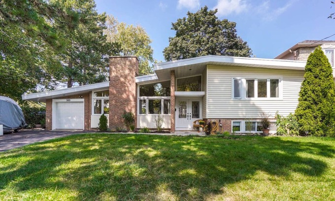 Richmond Hill Casa | Open Concept Modern House Comfortably Sleeps 5