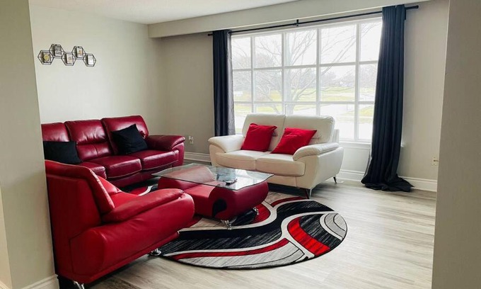 Ajax Apartamento | Entire House :Quiet Spacious House by the Lake and Park