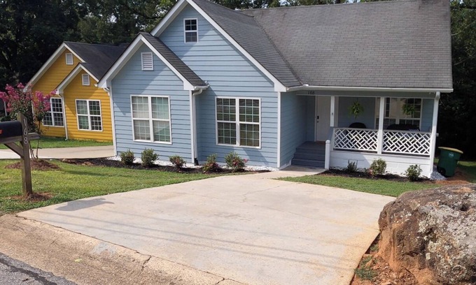 Athens Casa | Entire House, Remodeled, New Furniture, Near Downtown, Campus, & Mamas Boy!