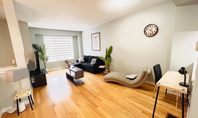 Brampton Casa | Entire house sleeps upto 12guest+ with parking clean,stylish pet/family friendly
