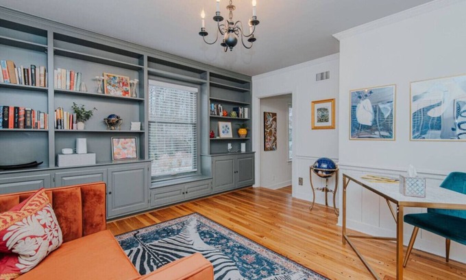 Old Irving Park Casa | Entire House Sleeps 16 Close to Downtown