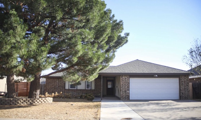 Midland Casa | Entire House - Suited For Your Needs - Sleeps 10 - Stainless Steel Propane Grill