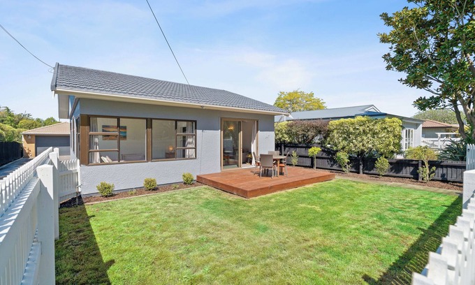 Christchurch Cabaña | Entire House with Deck and Garden Overlooking Park