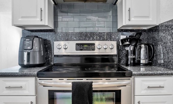 Birch Park Finger Streets Casa | Entire Lux Home ~ Heated Pool ~ 5 min walk to beach ~ Game Room ~ Bikes