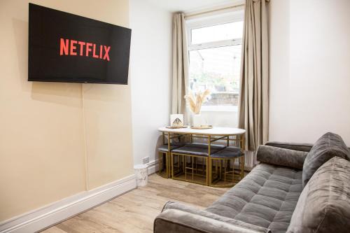 Old Trafford Casa | Entire Luxury Home in Old Trafford, next to MUFC