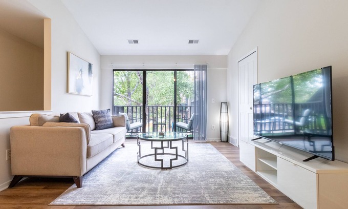 Northville Apartamento | Entire Modern Corporate 1 Br Apt-King Bed-Gym-Pool