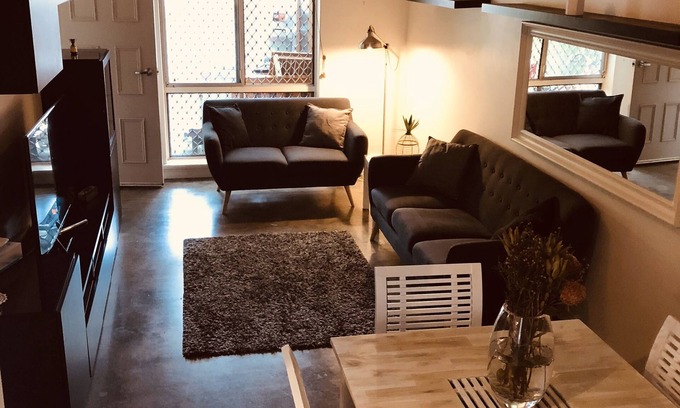 Como Casa | Entire modern ground floor unit with courtyard fronting park
