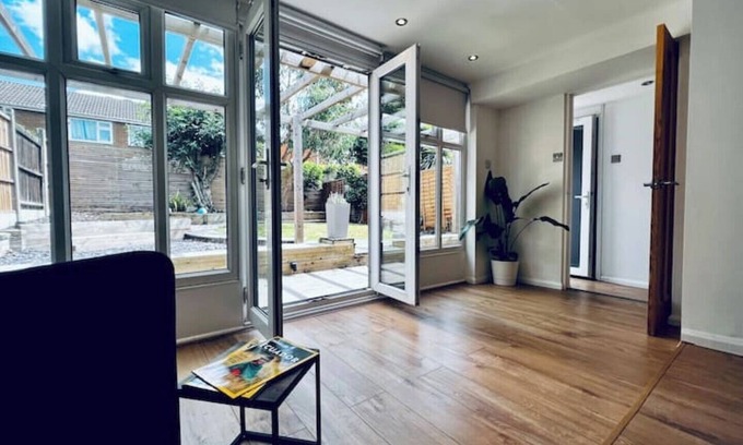 Tamworth Casa | Entire Modern House in Tamworth | 2 Double Beds + Parking