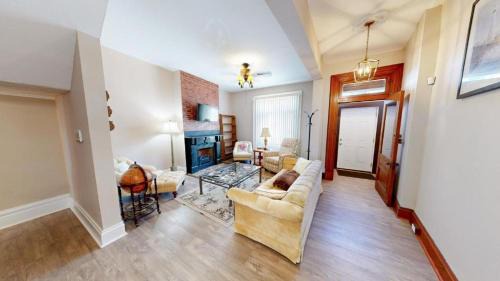 Lawrenceville Casa | ENTIRE Pittsburgh Home Close To Events - Kid Friendly - Designated Dog & Cat Areas - Private Patio - Free Parking - Fireplace