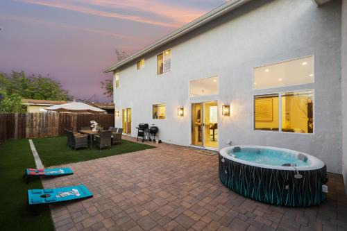 Bostonia Casa | Entire Private 3BR - 2Bth w Yard, Parking, King Bed, Hot Tub