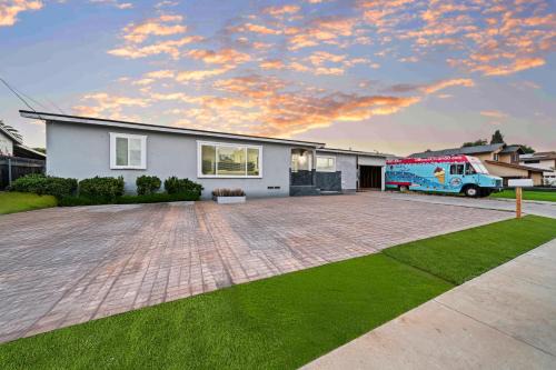 El Cajon Casa | Entire Private 4-BR House, w Hot Tub, King Bed, 80 TV, Gated Yard, Ranch Style, Available Now