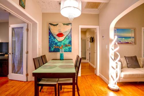 Seybold Casa | Entire private Beautiful 2 Bedroom plus Den House with gated front&back yard and Free parking 10min drive to Miami Beach