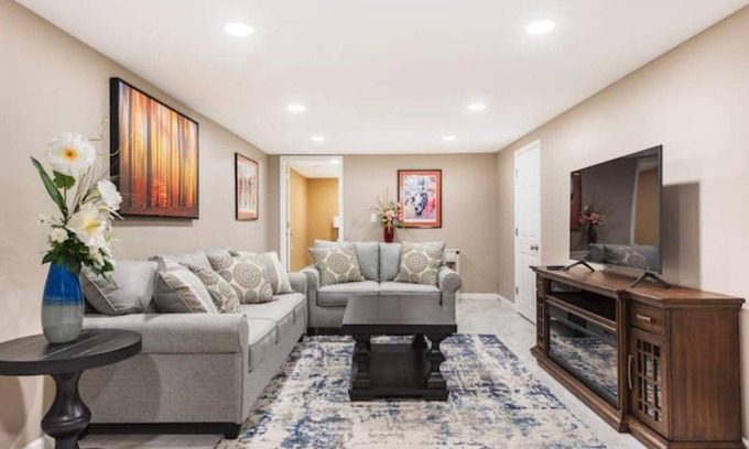 Buechel Casa | Entire Private Family Home - Minutes to Expo Center, Bourbon Tours, Derby