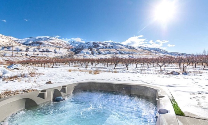 Perry Casa | ❤️ Entire Private Home - Hot tub - Garage - Gas Fireplaces - Air Hocky Table