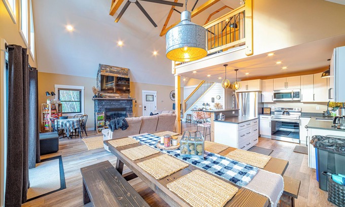 Bethel Chalet De Esquí | Entire private modern 3-bedroom chalet, Hot Tub, Wifi, 15 mins from Sunday River
