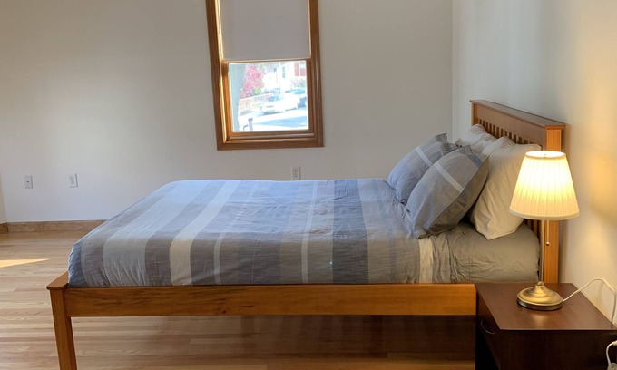 Allston Apartamento | ENTIRE RENTAL UNIT SPACIOUS TWO BED WITH PARKING