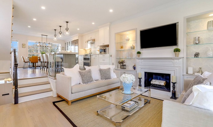 Old Town Alexandria Casa | Entire Riverside and Parkside Home in the Heart of Old Town, with Parking!