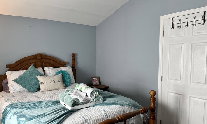 Albany Apartamento | Entire Space, 2 private bath! 2bdrm-Apt in guest barn complex. Private entry!