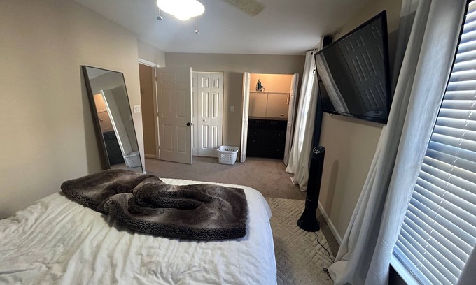 Glen Burnie Casa | Entire Townhouse Near BWI , Orioles, and Ravens. Find Your Home Away From Home!