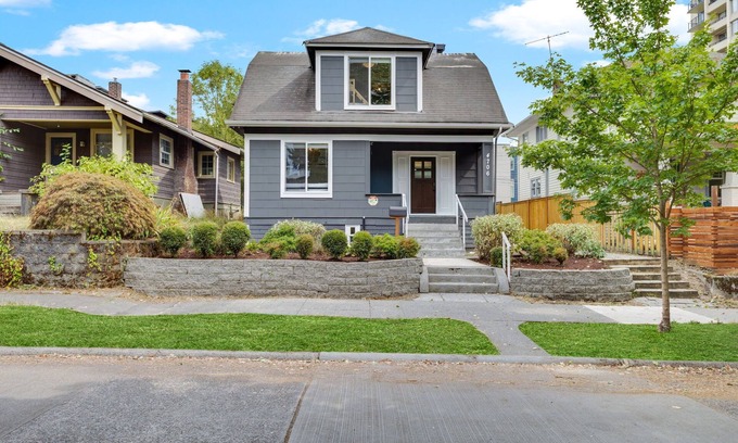 University District Casa | Entire Upgraded Historical House 7-bedroom 6 bathroom in U District with AC