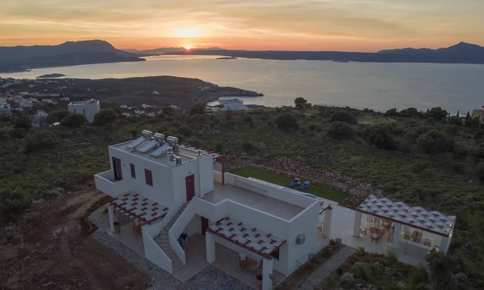 Kokkinon Khorion Villa | Entire villa PhenΩmena with a fascinating view