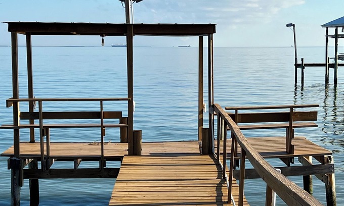 San Leon Casa | Entire Waterfront Home with 110Ft lighted private Fishing Pier on Galveston Bay!