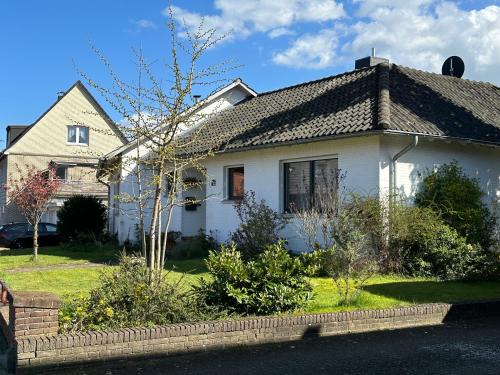 Emmerich Casa | Entspannung am Niederrhein - großes helles Haus mit Kamin