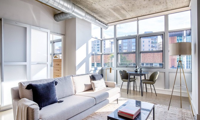 Logan Circle Apartamento | Enviable Logan Circle 1BR w/ W/D, Roof BBQ, walk to Metro, by Blueground