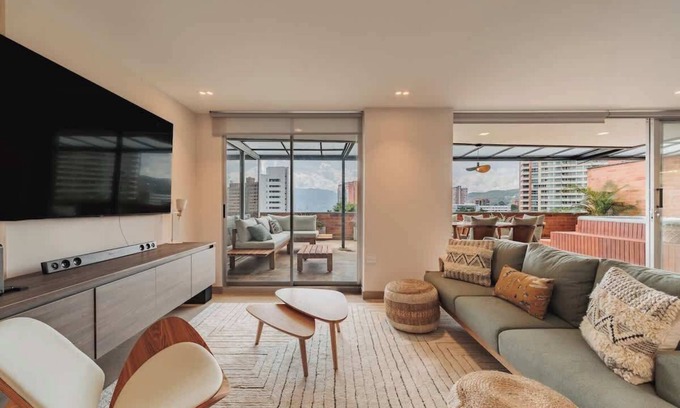 Los Naranjos Apartamento | EP| Bright Apt W/AC, Workspace, Jacuzzi