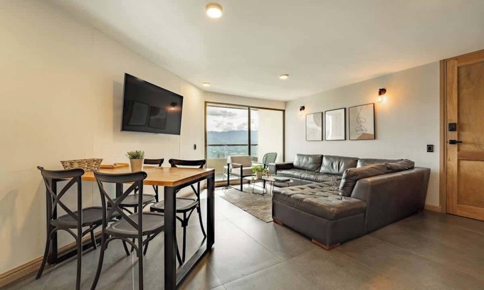 Los Naranjos Apartamento | |EP| Spacious 2BR Apt Near Tesoro Mall, ACs,Gym