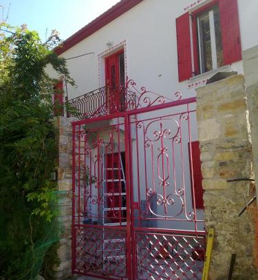 Horto Apartamento | Epavli Sofia' s two Apartments in Horto, 30m from the sea