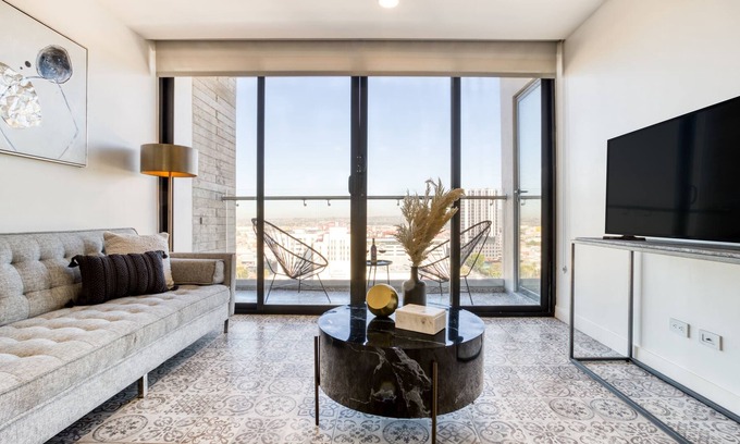 Avenida Revolución Apartamento | Epic Apt w/Balcony+Incredible View | Lounge+Gym