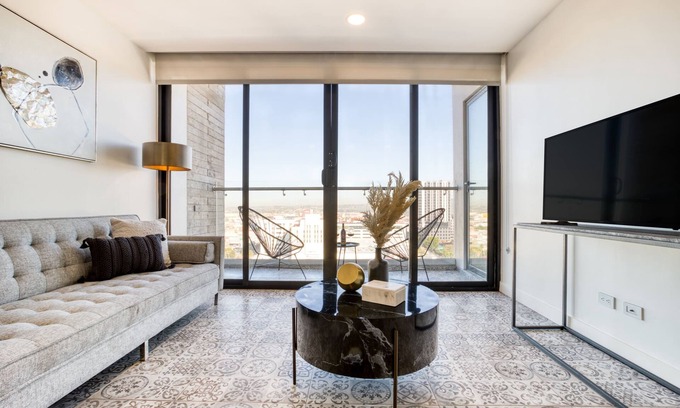 Avenida Revolución Apartamento | Epic Apt w/Balcony+View: GYM+B/Lounge+Pool Table