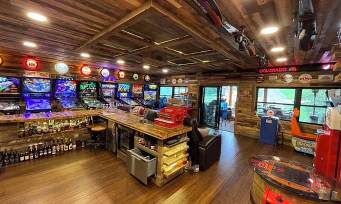 Williamstown Cabina | Epic Family Lake Getaway - 5 Min to Ark, Gameroom, 100ft Dock, Hot Tub, Sauna