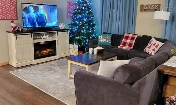 Lindstrom Cabina | EPIC Gameroom*Spacious 4 bdrm*🎄 Holiday Decor